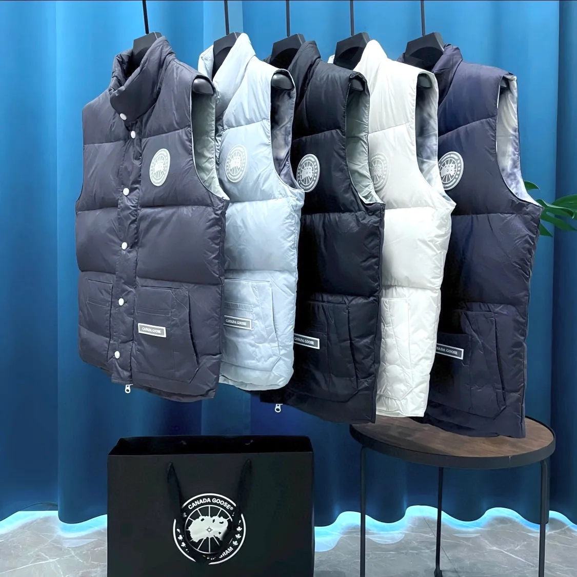 P440 Canadagoose ➡️ Canada 🦢 Glacier Series 💥 Down Vest, look good with it ❗️ Canada Goose’s new “Northern Lights Series” down vest Canada Goose’s new “Northern Lights” Northern Lights white label down vest is on sale! The light and layered colors give people the feeling of being trapped in the mist around icebergs and glaciers. It can be said to be very dreamy! Material list: 1⃣ Original custom-made double-flat 9500-100% nylon nylon material 2⃣ Original YKK zipper, non-auxiliary factory product 3⃣ National standard 80% white duck down, (zp uses 80% white duck down/everything boasting 90% is fake) Material analysis characteristics: 1⃣ Original factory/9500-100% nylon100% nylon Lurex yarn In fact, 100% nylon is rarely pure nowadays. Most of them are mixed with cotton or polyester. Our top-quality original version is developed in accordance with ZP and uses the same material. 2⃣ As we all know, the original version uses 80% white duck down. The fill power refers to the cubic inches of volume occupied by each ounce (30 grams) of down under certain conditions. If one ounce of down occupies 500 cubic inches, the fill power of the down is 500. So we can simply understand it as: fill power is the volume of down, and the volume of down is fill power. The higher the fill power of down, it means that under the same filling amount, down can fix a larger volume of air layer to keep warm and insulate, so the warmth retention of down is better. Size:XS-2XL